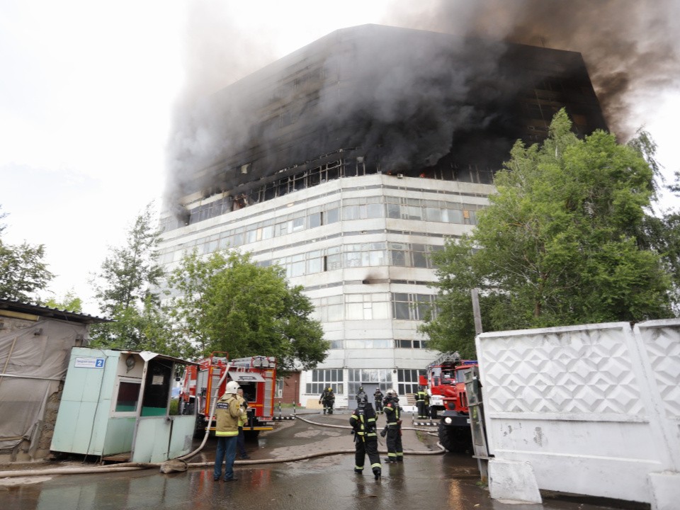 Площадь пожара во Фрязине увеличилась до 4000 квадратных метров