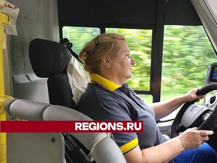 Бывший кондуктор из Воскресенска освоила новую профессию и села за руль автобуса
