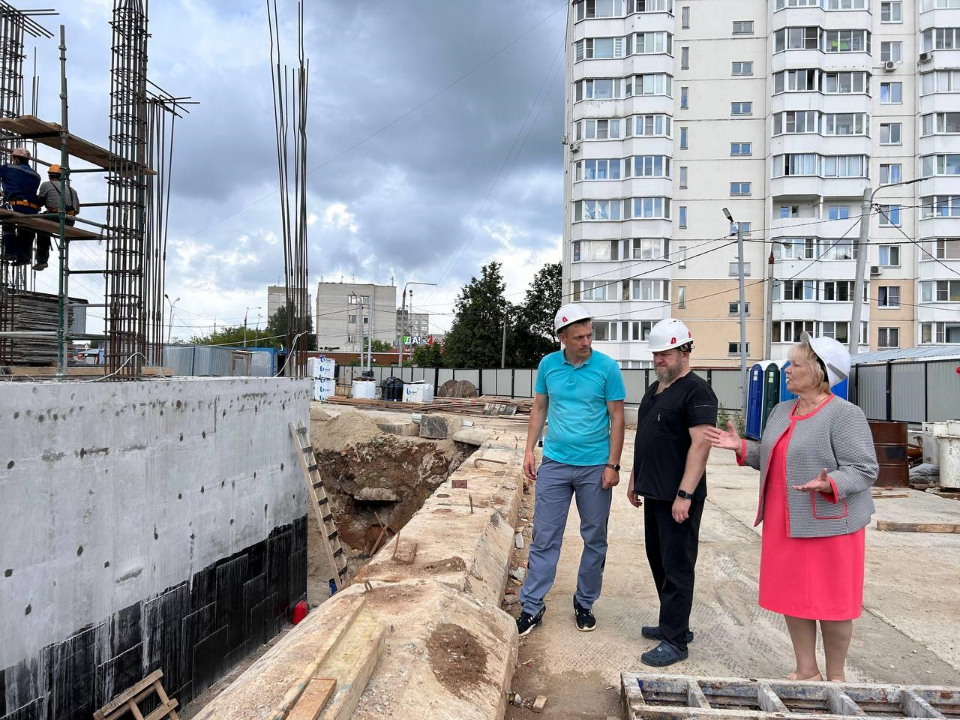 Строительство детской поликлиники в Чехове проверил главный врач округа