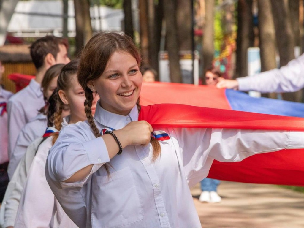 Развлекательные программы в честь Дня России проходят в 90 парках Подмосковья
