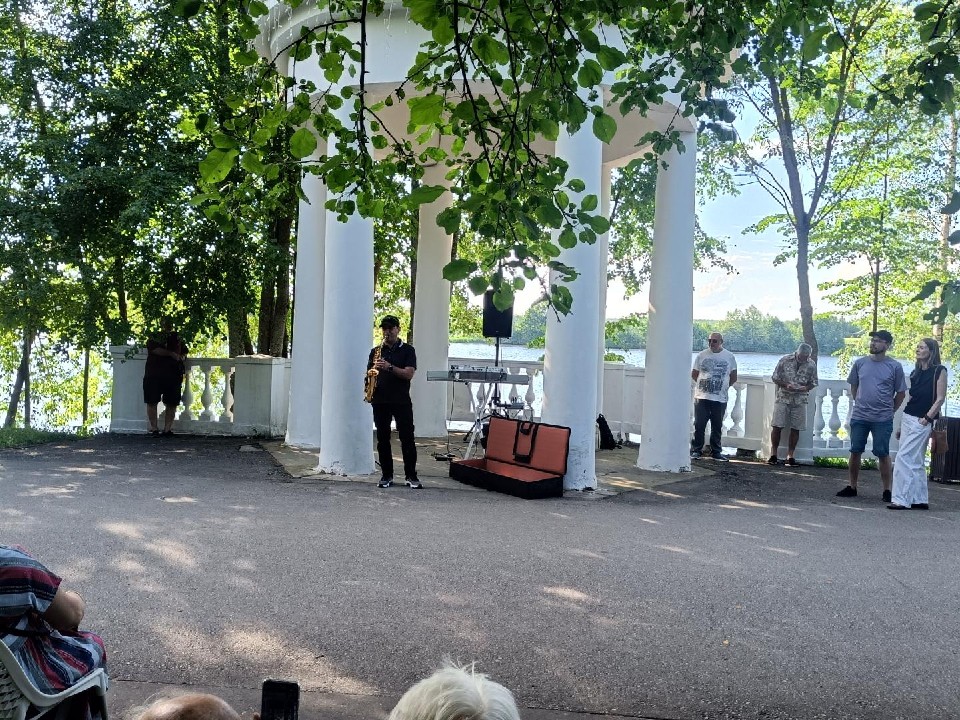 Для пожилых зрителей концертов в рамках «Музыки на Волге» на набережной установили стулья