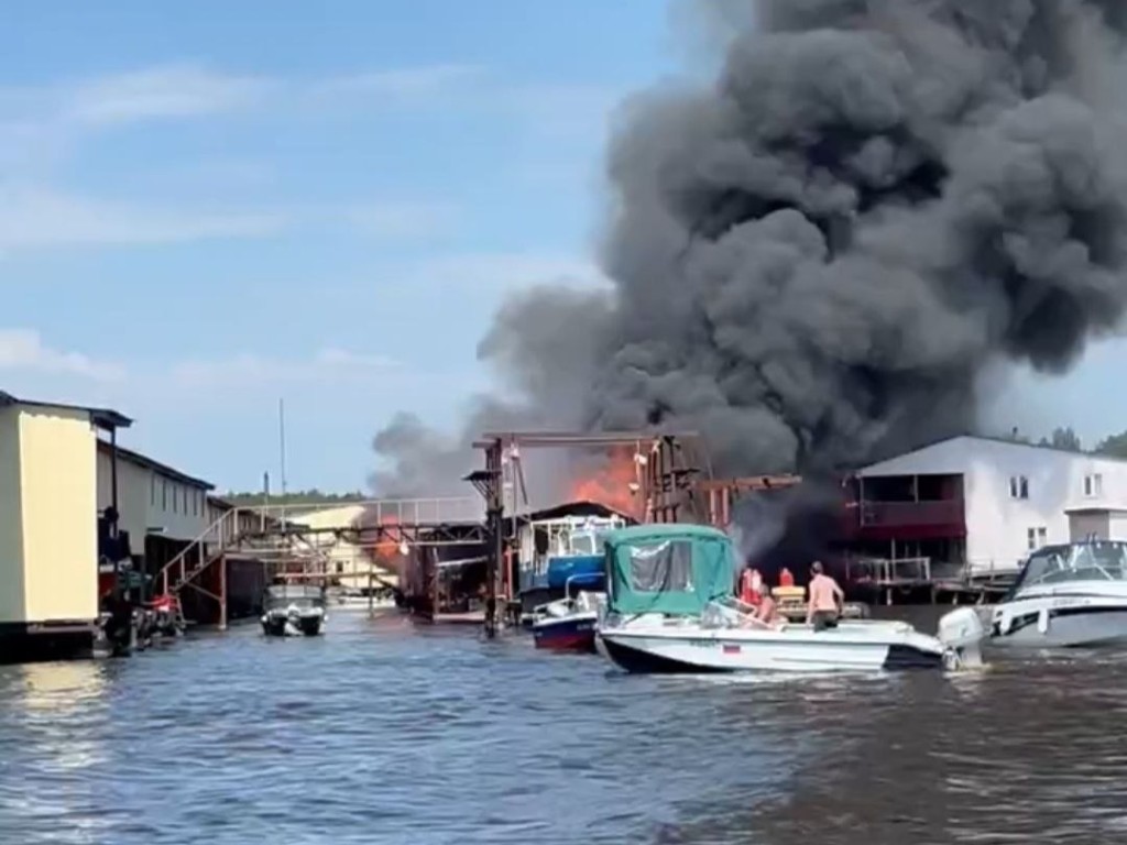 Рыбаки спасаются с места страшного пожара на деревянной пристани БАМ под Дубной