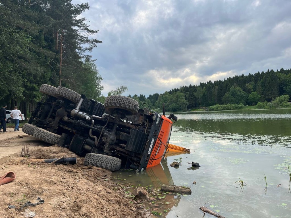 В Сергиевом Посаде автокран опрокинулся в Загорское море | REGIONS.RU / Сергиев  Посад