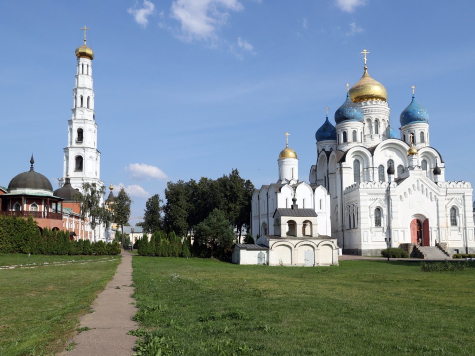 Дзержинцам пояснили, почему березу считают символом Троицы
