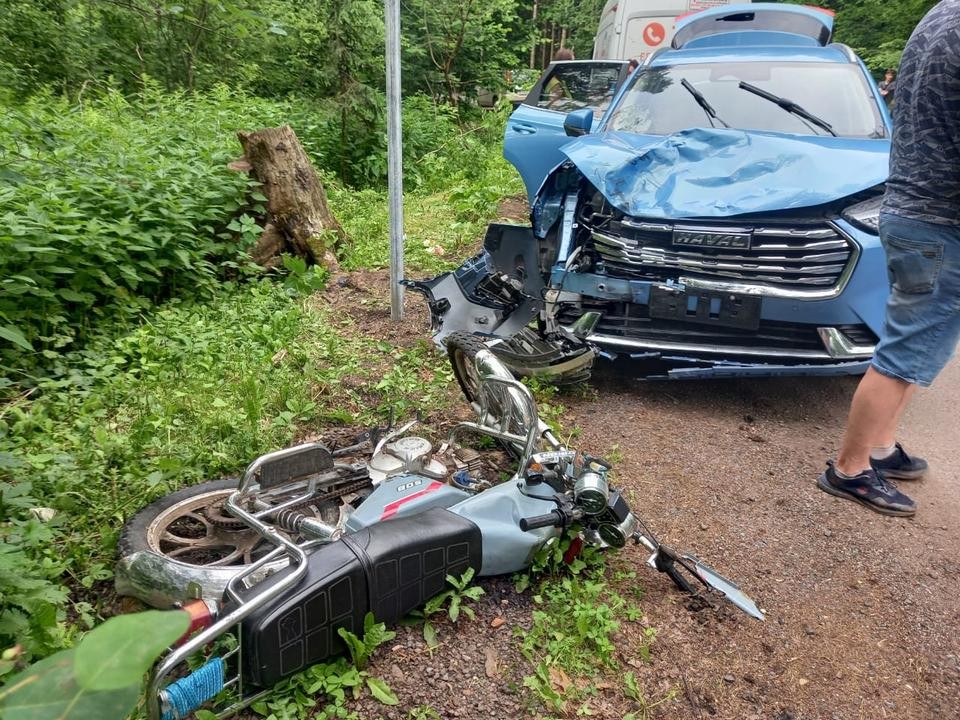 В Мытищах подросток на мопеде вылетел на встречку и попал в аварию