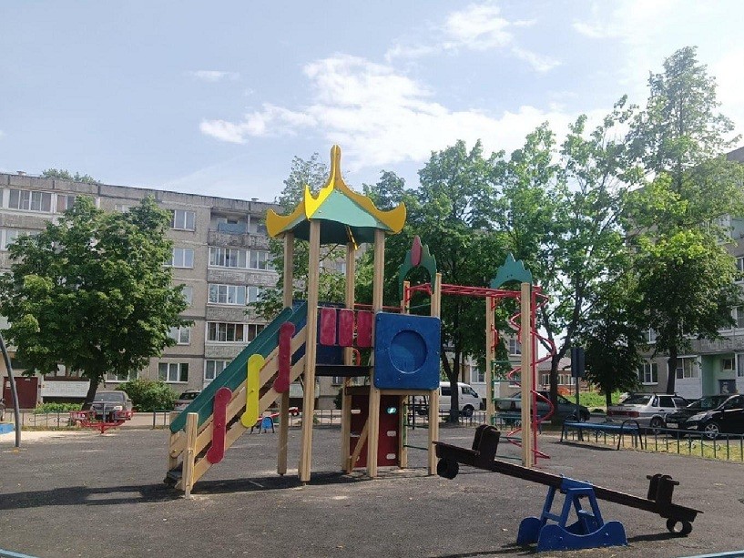 Во дворе на улице Быковского отремонтировали игровой комплекс