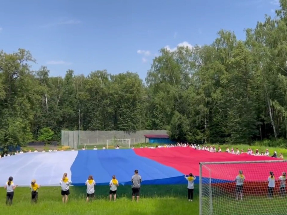 Триколор площадью 1000 квадратных метров развернули в подольском лагере «Ромашка»