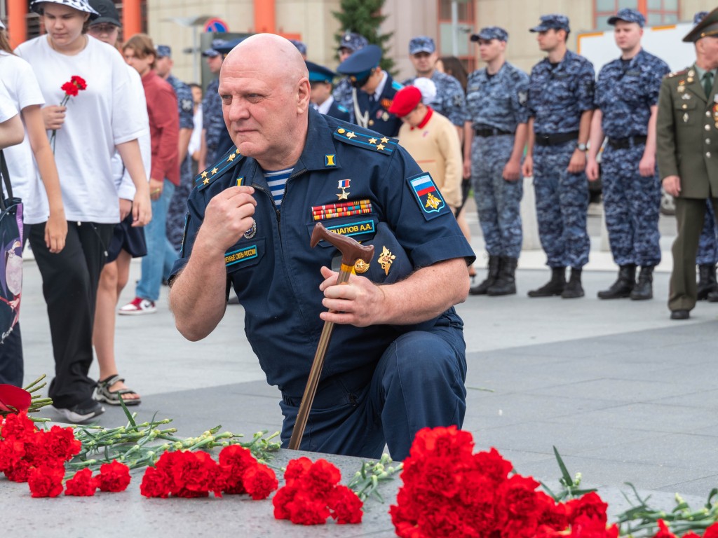 Более 200 реутовчан возложили цветы к Вечному огню в память героев Великой  Отечественной | REGIONS.RU / Реутов