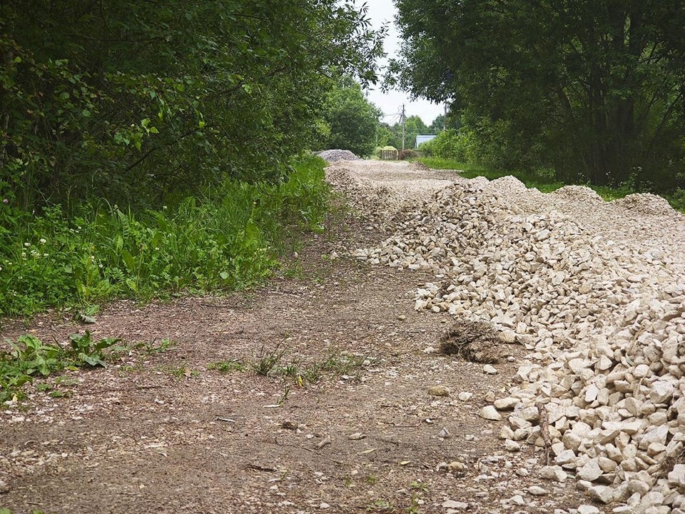 Горы щебня на дороге в деревне Левкиево разравняли по просьбе жительницы