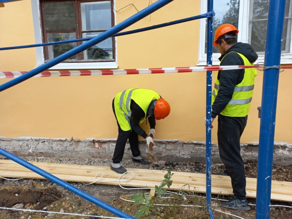В домах на улицах Николаева и Журавлева рабочие приступили к ремонту кровли