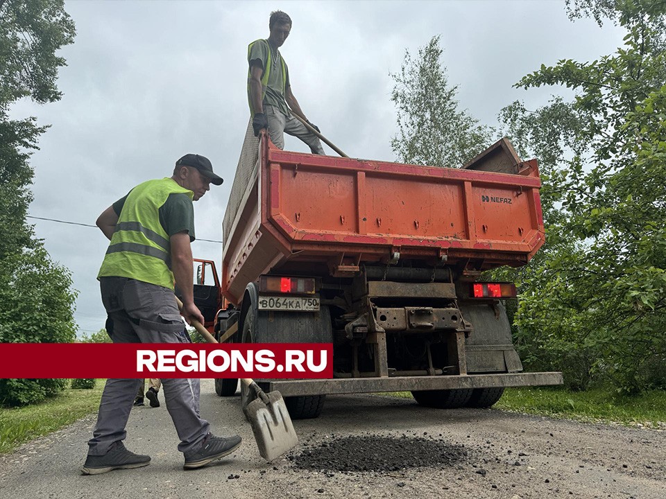 Коммунальщики устранили ямы на дорогах в деревне Городково