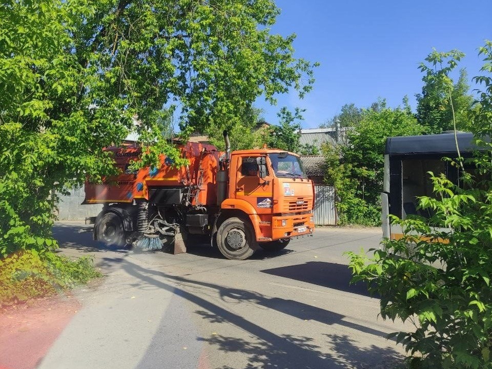 В работах по уборке дорожной сети Долгопрудного задействована спецтехника