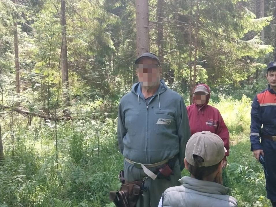 Дедушку с внуком вывели спасатели из леса в Волоколамске