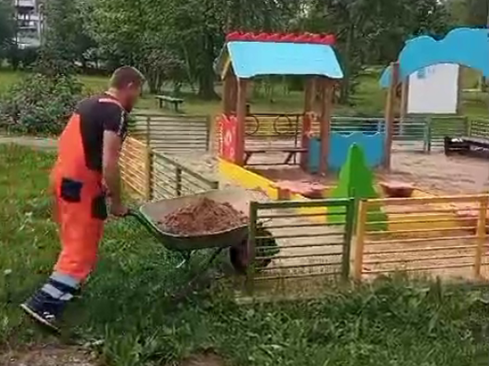 В Черноголовке в рамках добрых дел обновили песок в песочницах
