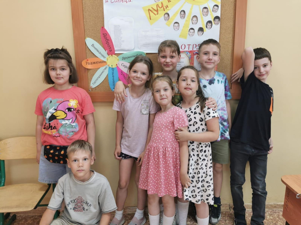 «Я вам представлюсь»: в школьном лагере дети изучали этикет