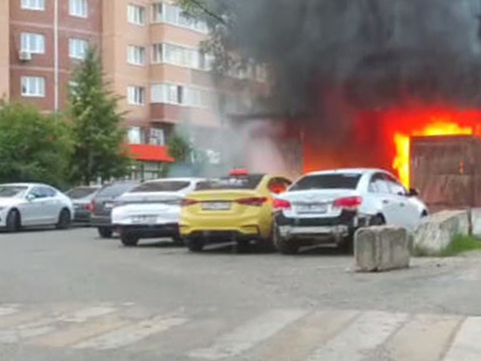 В Подольске из-за пожара на контейнерной площадке пострадали четыре автомобиля