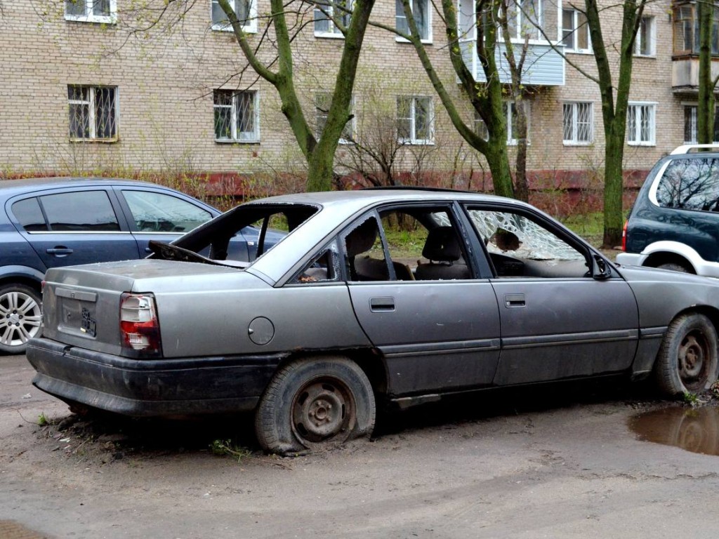 В Лыткарине брошенные автомобили во дворах будут эвакуировать | REGIONS.RU  / Лыткарино