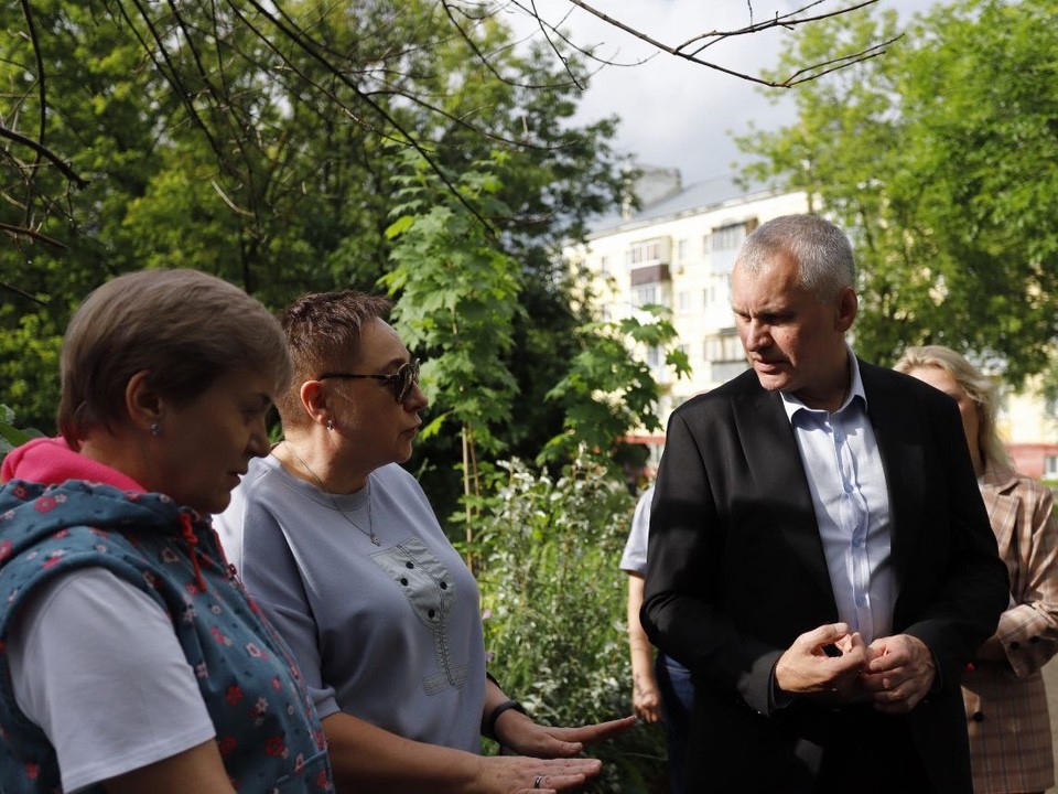 Жильцы домов на улице Ленина рассказали главе города о плохом содержании дворов