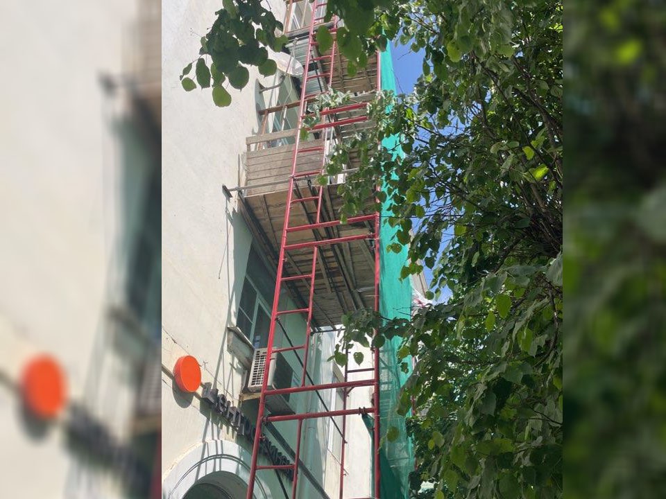 В четырехэтажке на улице Гагарина в Клину капитально ремонтируют балконы