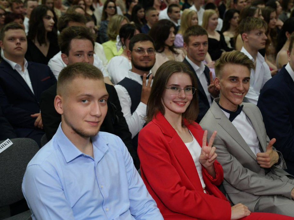 Константин Кравцов поздравил выпускников Лыткарина с окончанием школы