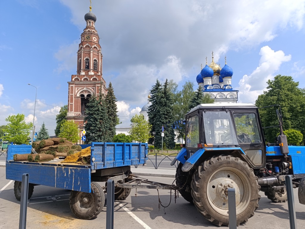 На площади Тимофеева в Бронницах приводят в порядок газон