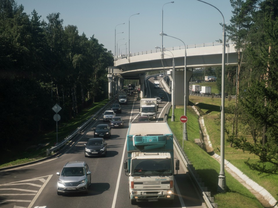 На МКАД перекрыли съезд на Волгоградский проспект из-за крушения грузовика