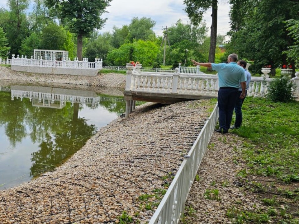 В Лотошинском парке обустроили дорожки и облагородили пруд