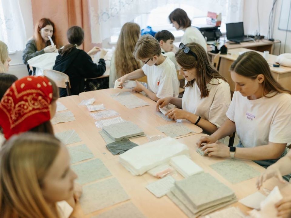 Подушки-бублики для переноски раненых изготовили и отправят в зону СВО чеховские волонтеры
