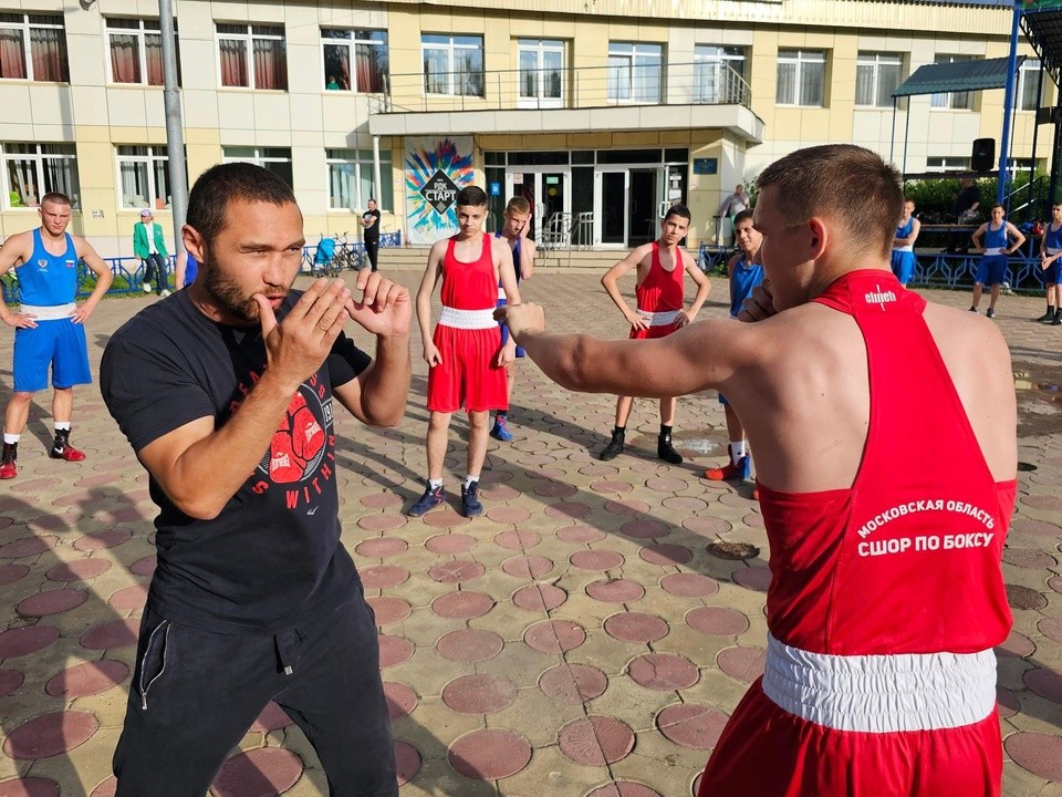 Чемпион по боксу и кикбоксингу устроил мастер-класс на площади для юных спортсменов Луховиц