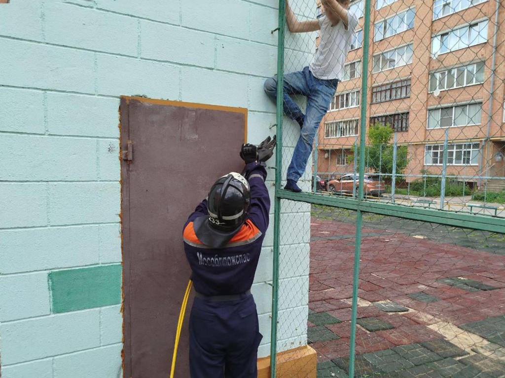 11-летний мальчик застрял на двухметровом заборе в Сергиевом Посаде