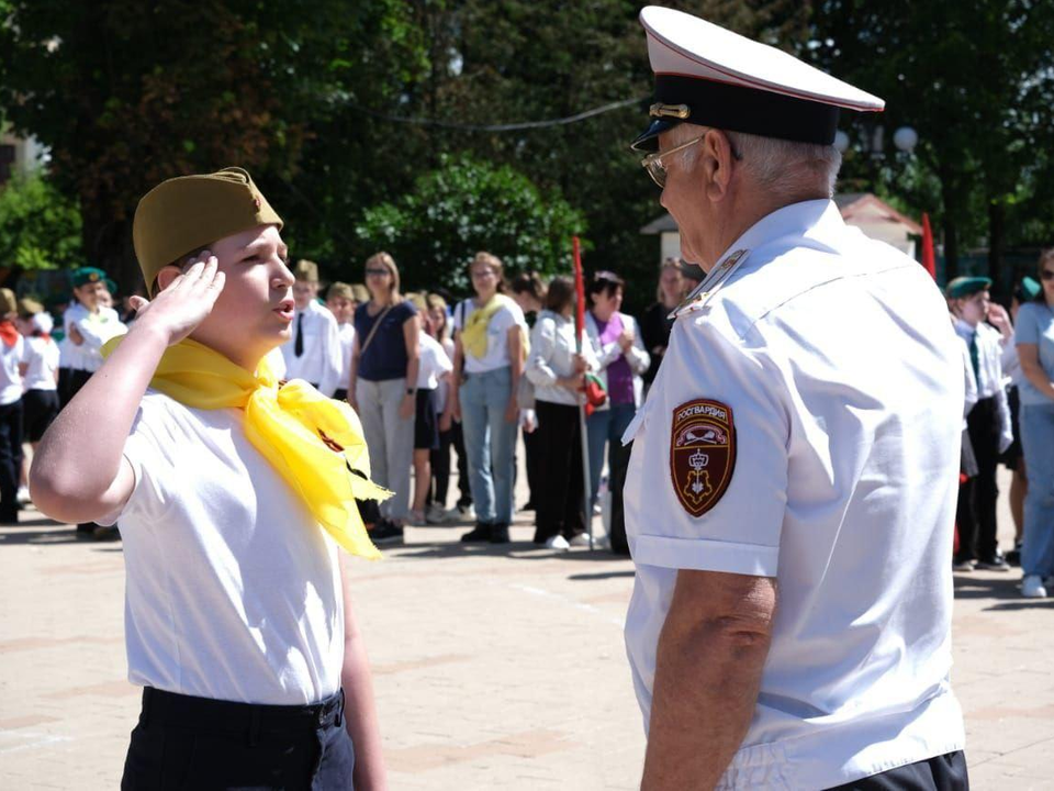 В Люберцах Росгвардейцы показывают детям военную выправку и рассказывают о службе