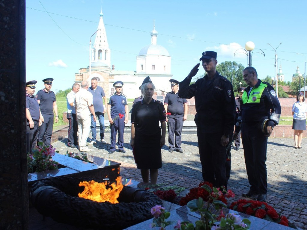 Серпуховские полицейские почтили память павших в годы Великой Отечественной  войны | REGIONS.RU / Серпухов