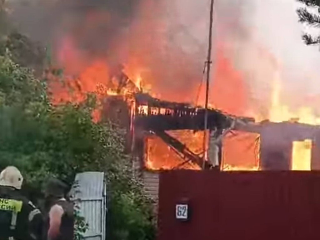 В деревне Вертлино огнеборцы около пяти часов тушили пожар в жилом доме |  REGIONS.RU / Солнечногорск