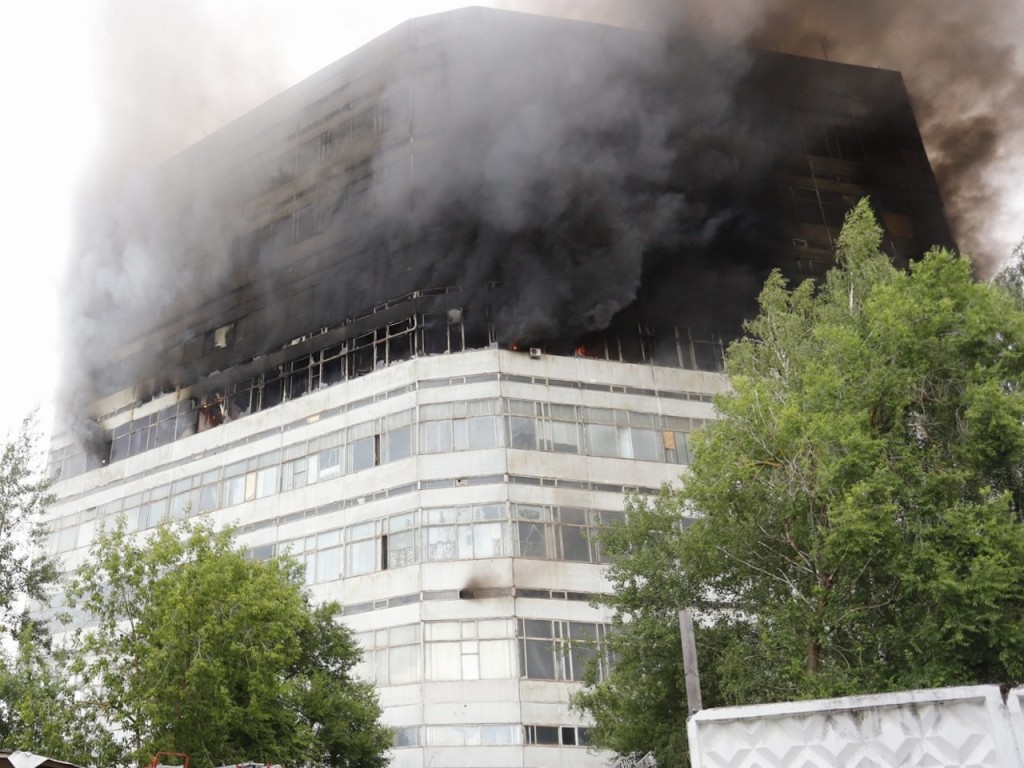 В Подмосковье у горящего НИИ «Платан» дежурят 12 бригад медиков