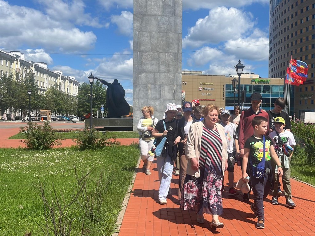 В Балашихе для детей провели экскурсию по памятникам на Площади Славы |  REGIONS.RU / Балашиха