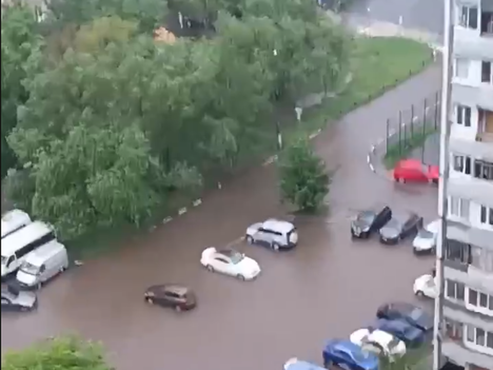 Купальный сезон в лужах открыли Люберецкие подростки в поселке Октябрьский