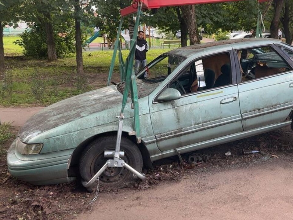 На улице Чкалова в Лобне вывезли брошенный автомобиль