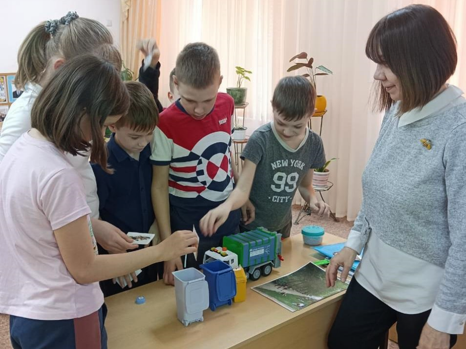 Школьники в Чехове научились скручивать бутылки для помощи экологии