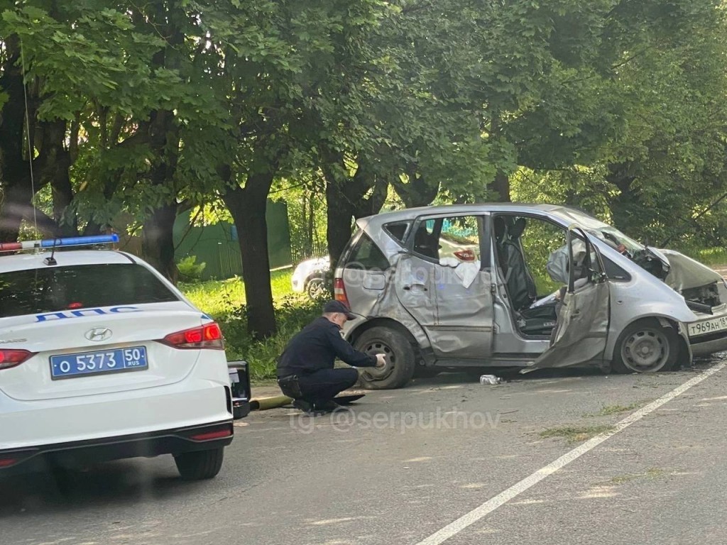 Три человека пострадали в аварии на дороге возле Серпухова