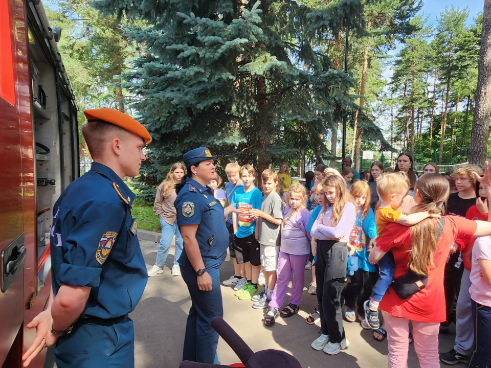 Пожарные приехали в гости к детям из летнего лагеря в Домодедове