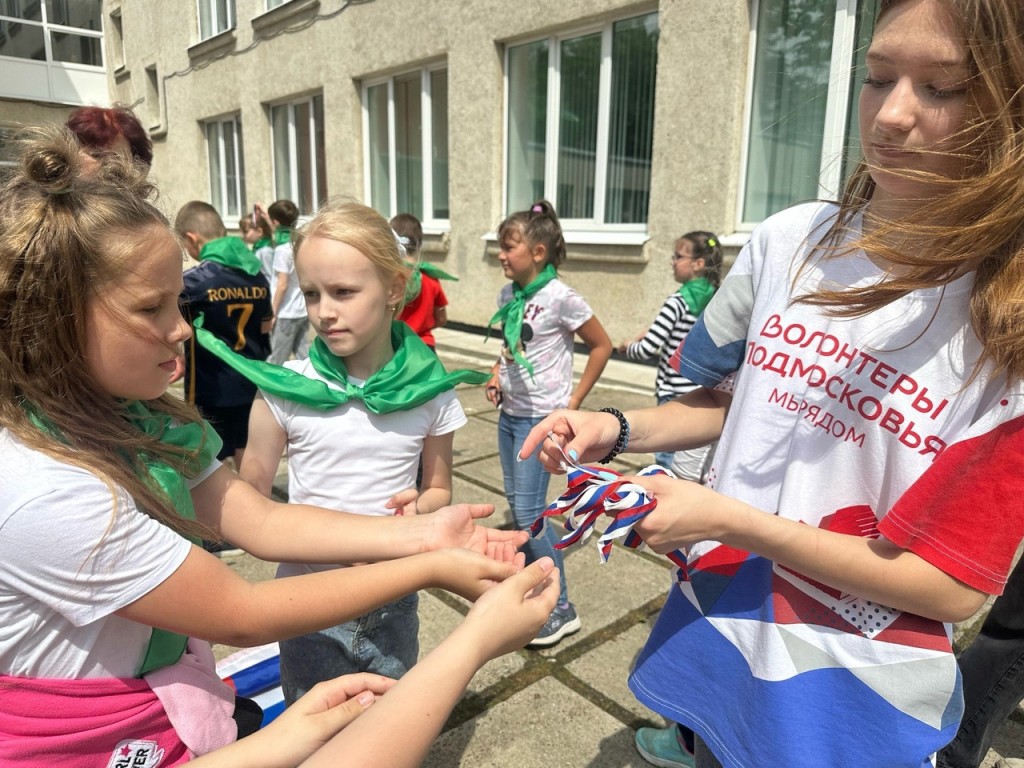 В Протвино волонтеры раздали ленты с изображением государственного флага России