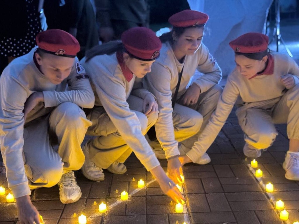 Сотни свечей зажги жители Запрудни в честь павших героев Великой Отечественной войны