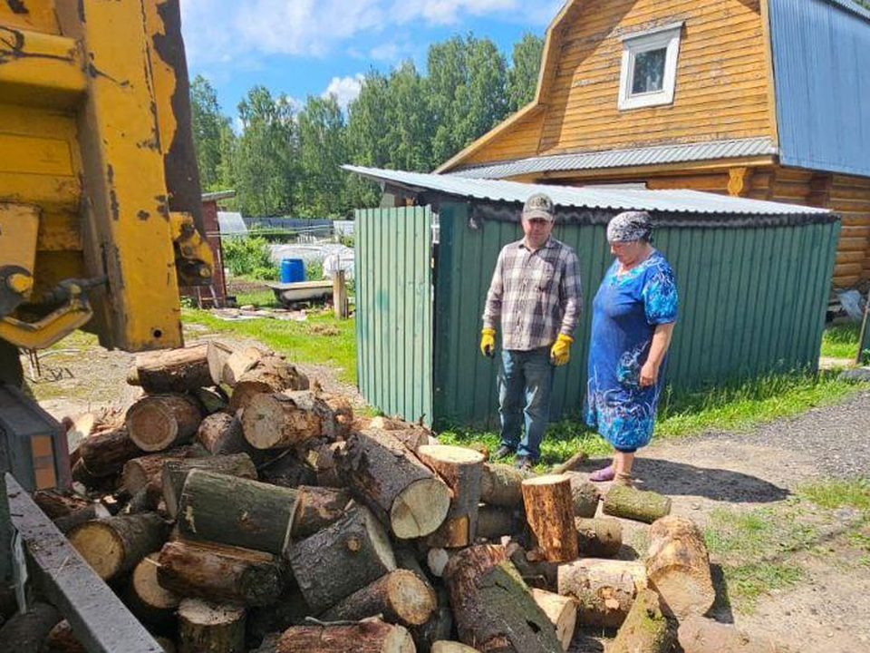 Жительнице села Макарово, у которой на СВО сын и внук, привезли дрова