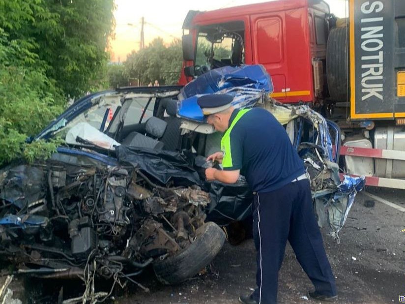 Легковушка влетела в фуру под Солнечногорском – один водитель погиб