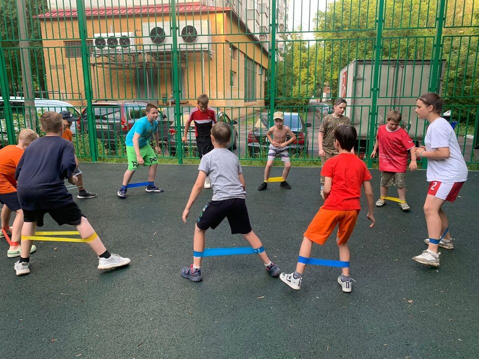 Элементам баскетбола и настольного тенниса обучают в Дзержинском