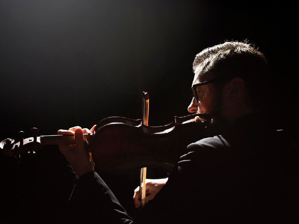 От Вивальди до Майкла Джексона: участник проекта «Rockestra» устроил дубненцам музыкальный вечер