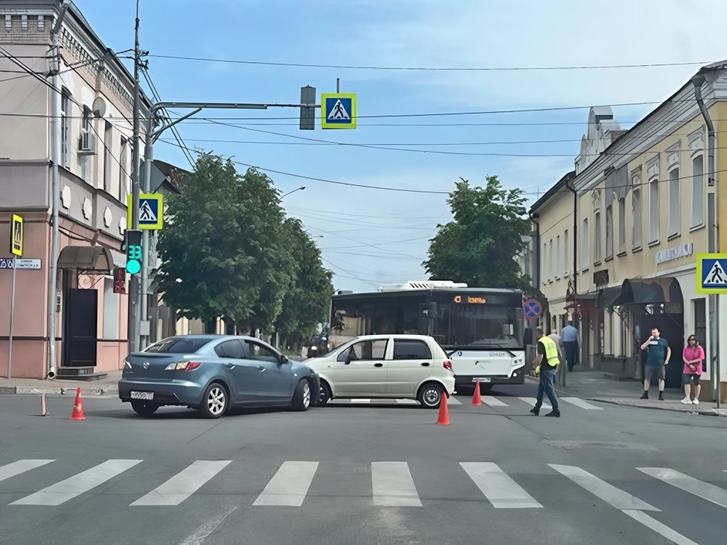 ДТП в Серпухове: автомобили получили серьезные повреждения из-за  столкновения на перекрестке | REGIONS.RU / Серпухов