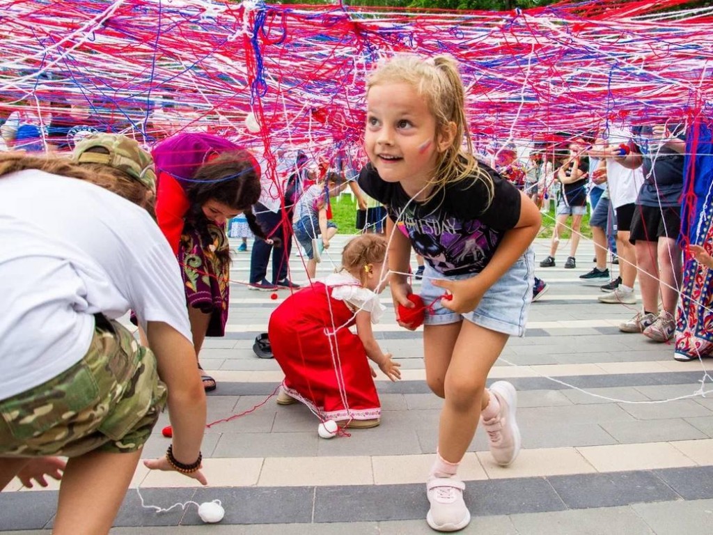 Купол-триколор сплели каширяне на флешмобе «Нить России» в парке |  REGIONS.RU / Кашира