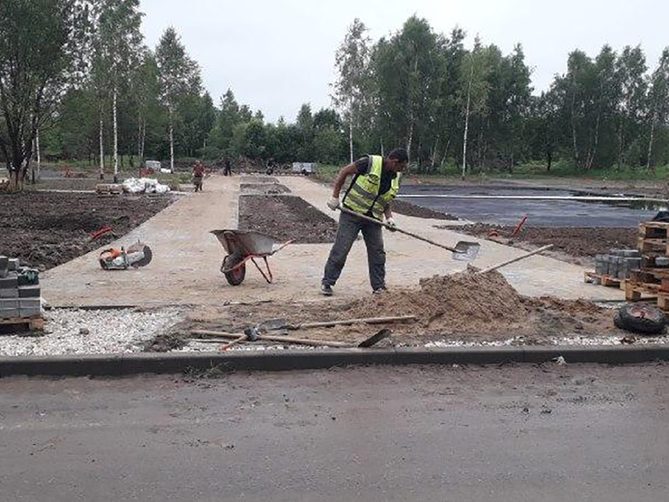От главной аллеи будущего сквера во Фрянове проложили сеть пешеходных дорожек