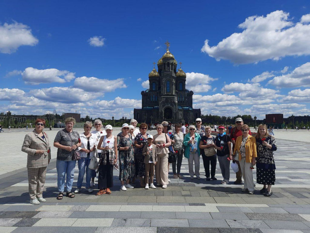 Электростальские долголеты съездили на экскурсию в парк «Патриот»